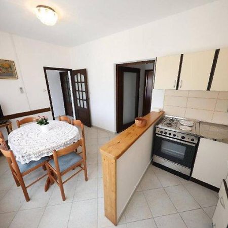 Knez - Relaxing Apartments Near The Sea On Mali Iž Zewnętrze zdjęcie