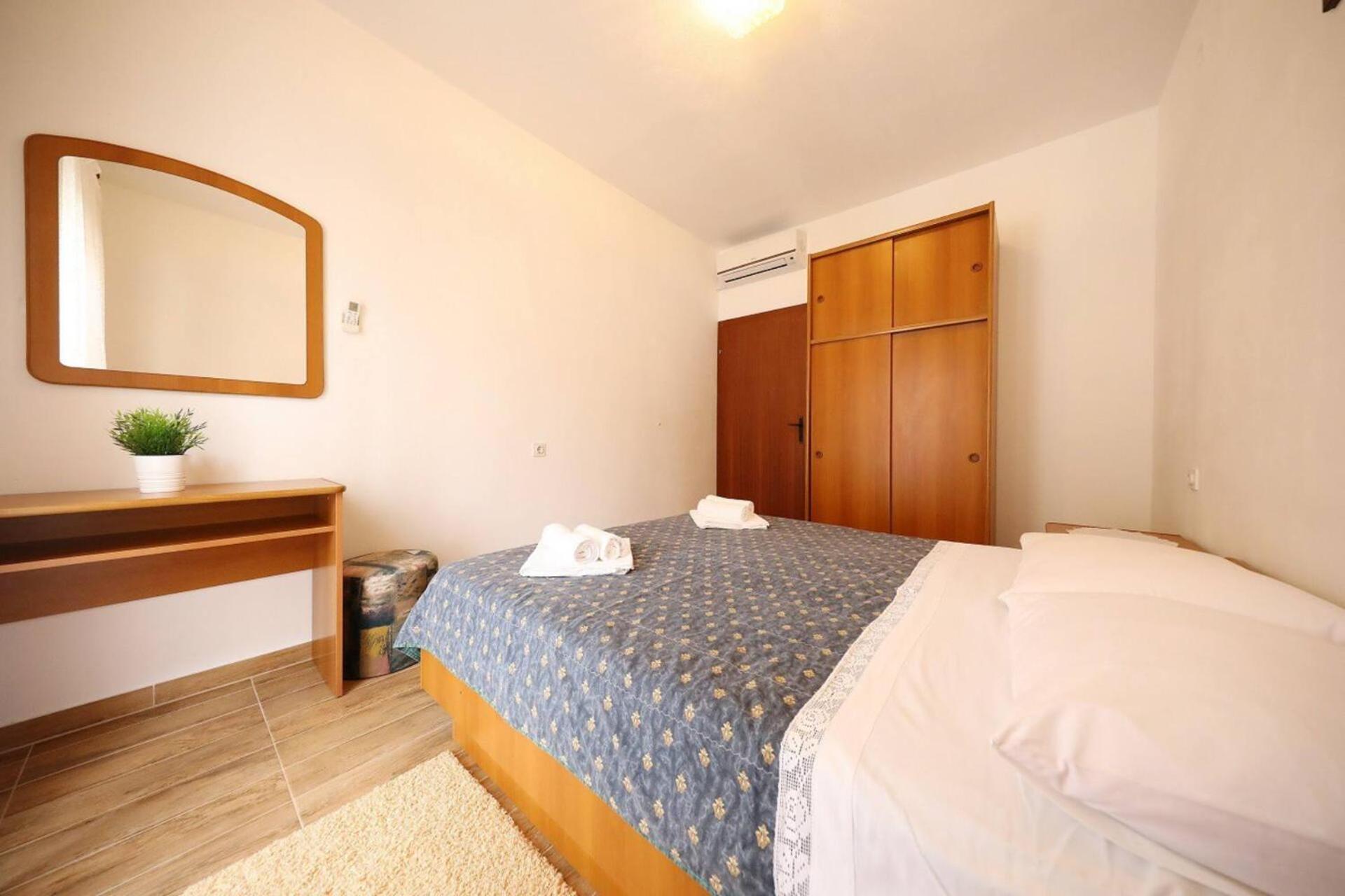 Knez - Relaxing Apartments Near The Sea On Mali Iž Zewnętrze zdjęcie